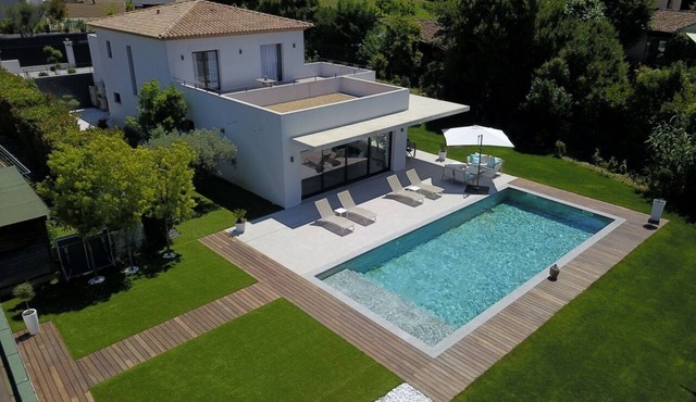 MAGNIFICENT CONTEMPORARY VILLA WITH SWIMMING POOL AND TENNIS COURT