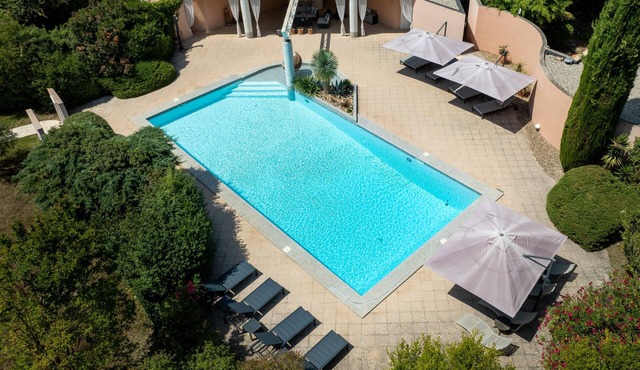 MAGNIFICENT CONTEMPORARY 5 * VILLA IN A LANDSCAPED PARK IN PROVENCE