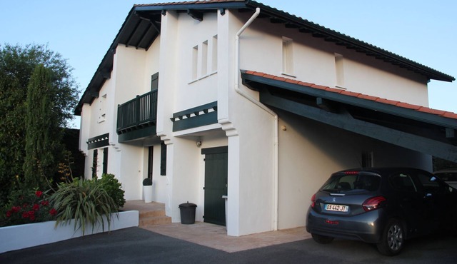 Magnificent contemporary Basque house with pisicine in a green setting