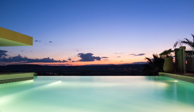 Magnificent Cottage with dominant view swimming pool and heated jacuzzi (Le Palmier)