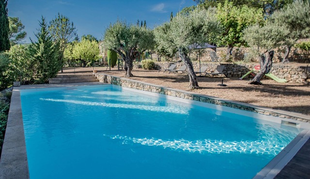 Magnificent country house with pool and garden