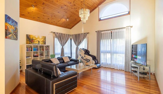 Magnificent Eltham House with stunning view