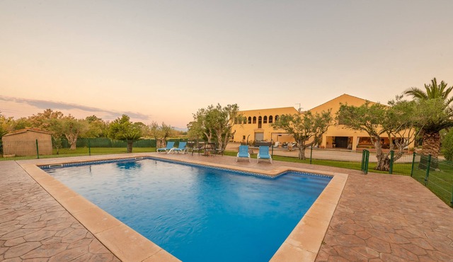 Magnificent house with pool, jacuzzi and garden 15 minutes from the beach