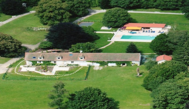Magnificent estate with swimming pool and private park for 18 people.