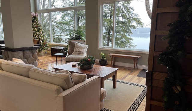 Magnificent Executive Lake House on White Lake
