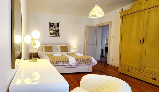 Magnificent F3 in a quiet location in the centre o