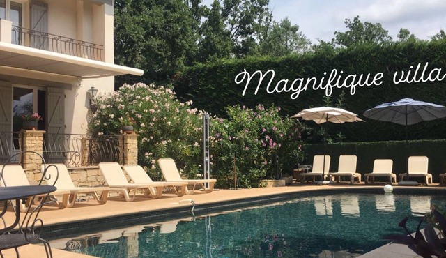 Magnificent family house With heated swimming pool,quiet ,close to the sea