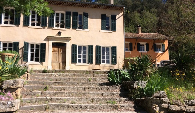 Magnificent family property with swimming pool and private access to a river