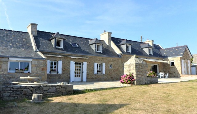 Magnificent farmhouse with panoramic views in Audierne