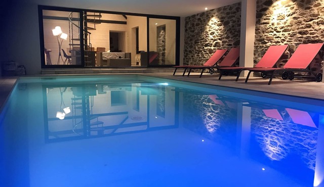 Magnificent farmhouse, heated indoor pool, Jacuzzi, cinema room