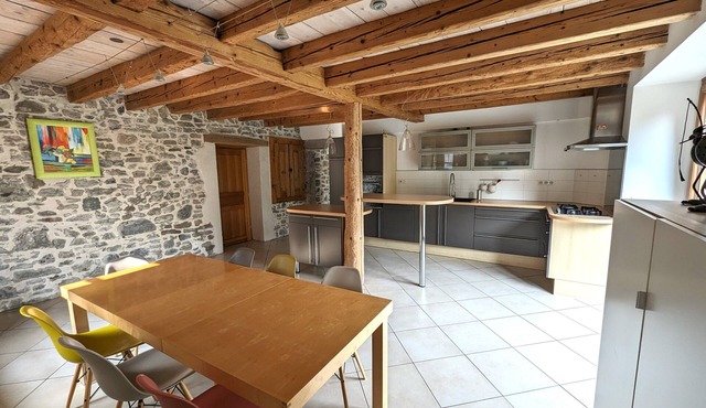 Magnificent renovated farmhouse near Annecy, between lakes and mountains+2 private parking lots.