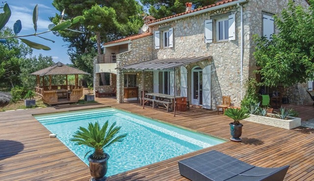 Magnificent stone house with pool, garden and views of the majestic Pic du Canigou.