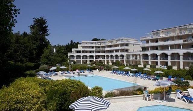 MAGNIFICENT T2 STANDING RESIDENCE - HEATED POOL - LARGE TERRACE