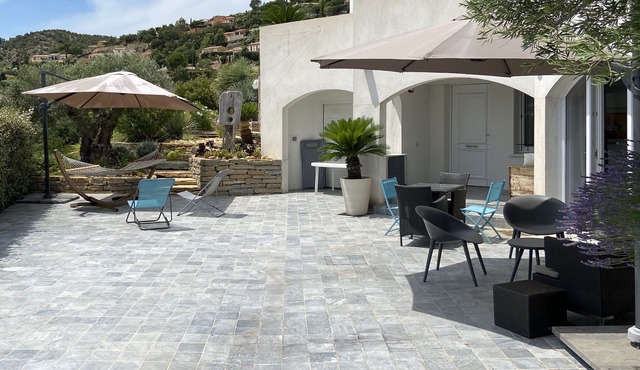 Magnificent 40 m2 apartment with hill and sea views, courtyard and private parking