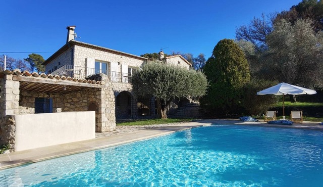 Magnificent villa bathed in sun and surrounded by pine trees and olive trees