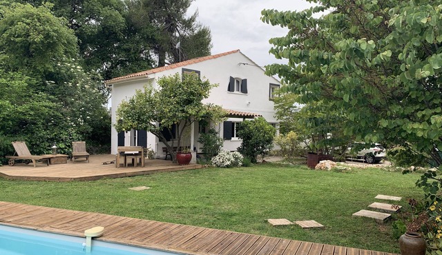 Magnificent charming house with swimming pool in a quiet location close to all amenities