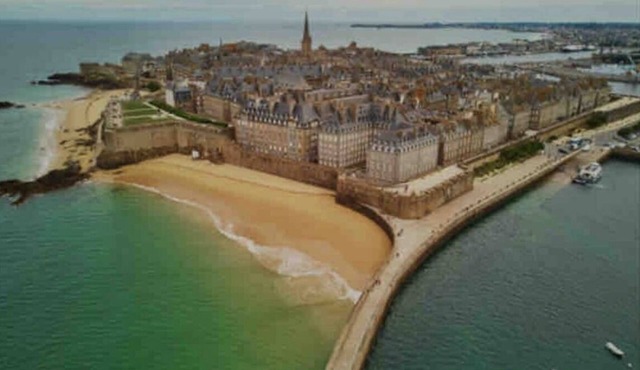 Magnificent low T3 house near beaches and golf course