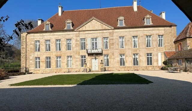 Magnificent château between Burgundy and Haute-Marne with park and swimming pool.