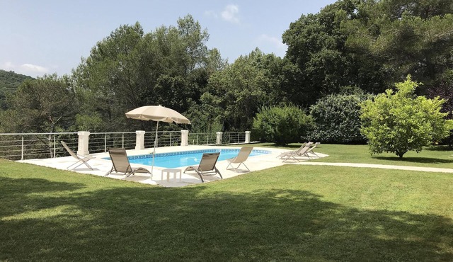 Magnificent garden level, private swimming pool, not overlooked, river 100m away