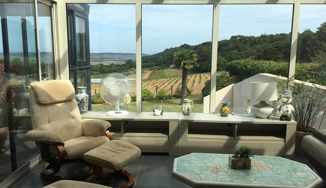 Magnificent gîte with sea view, heated indoor pool facing Brehat Island