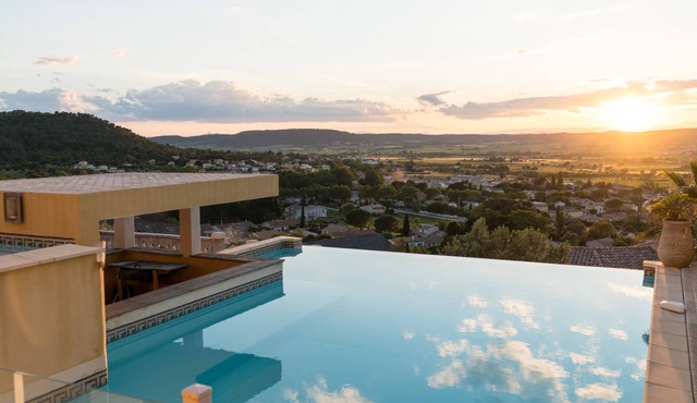 Magnificent Gite with dominant view swimming pool and jacuzzi (L'Olivier)