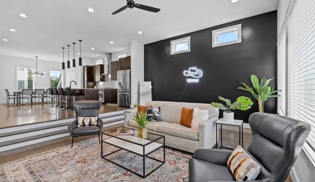 Magnificent Home - 1 King/6 Queen Beds + Balcony