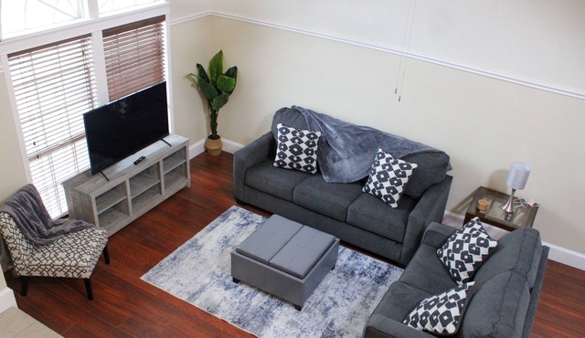 Magnificent Home Cozy delight w/King Size Bed