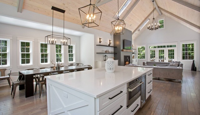 Magnificent Home, Saltwater Pool. Walk to beach! Hot Tub Open year round!