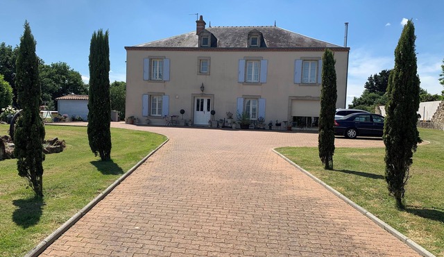 Magnificent House and Grounds, Heated Salt Water Pool, Family Friendly, WIFI