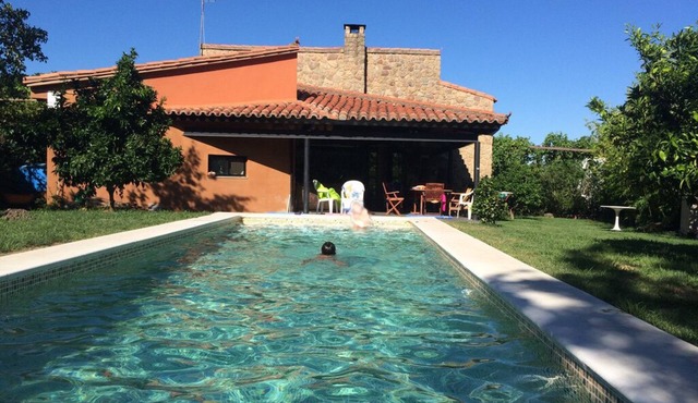 Magnificent house for 5 people with orchard and swimming pool, live rural Spain, wifi