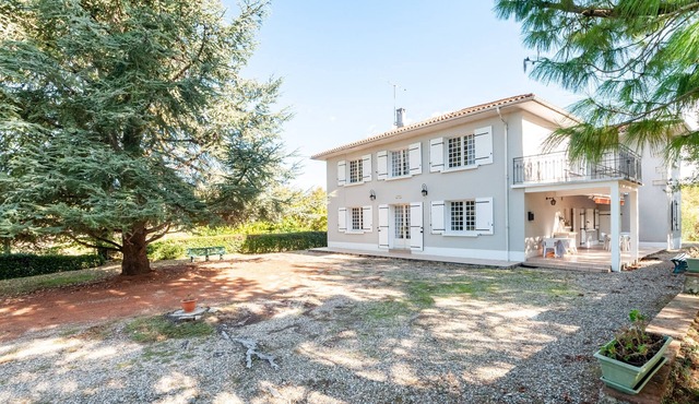 Magnificent house with swimming pool