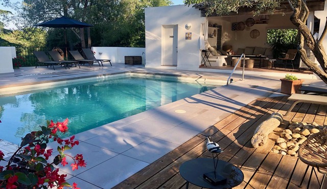 Magnificent house with swimming pool in a 5000 m2 park just a few minutes from the sea