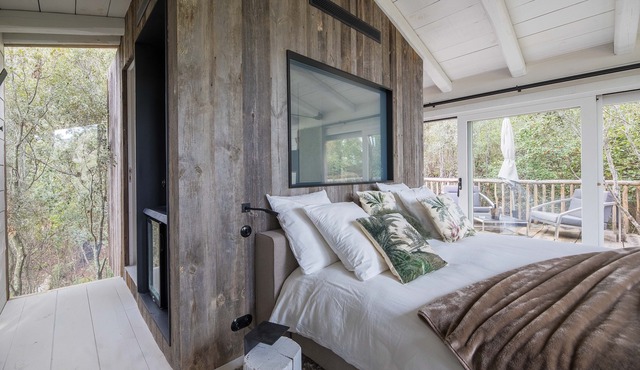Magnificent independent luxury suite with all the comforts of the Treehouse type.