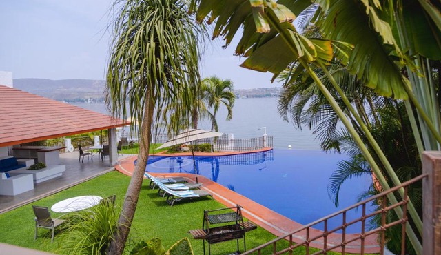 Magnificent Lake Shore Villa with infinity pool, jacuzzi and private pier