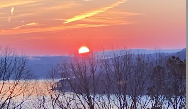 Magnificent Lake View Retreat: Outdoor Luxury, & Premium Comfort for 8 guests !