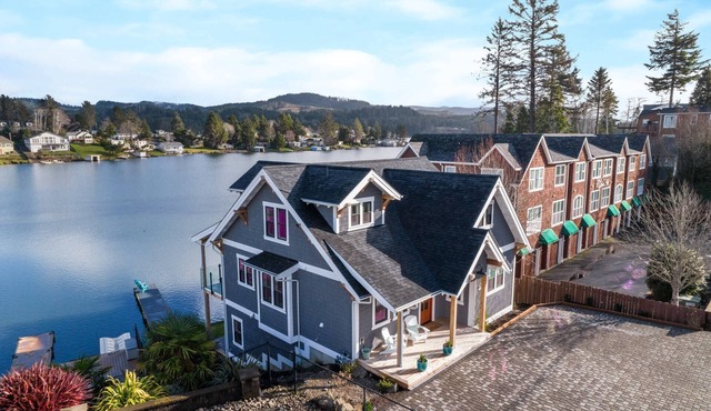 Magnificent Lakeside Escape, Epic Views, Hot Tub, Dry Sauna, Private Dock for Fish & Paddle Boards