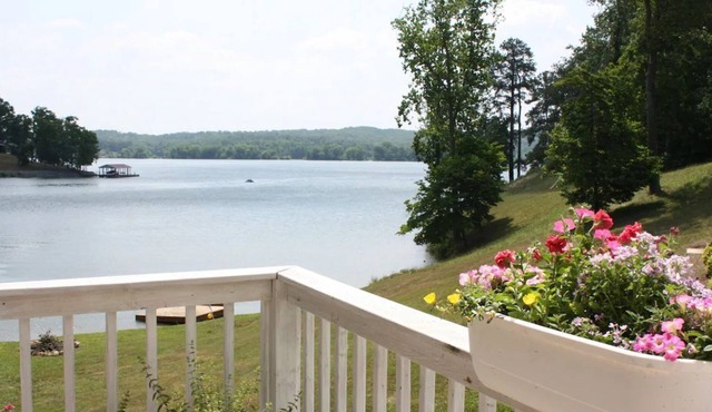 Magnificent Lakeside Chickamauga Resort & Private Boat Dock. Pets ok, hot tub