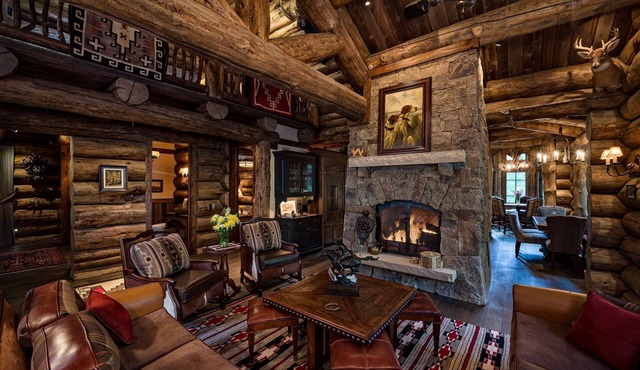 Magnificent Lodge with Cinema, HotTub, BBQ, Billiards, Vail Solaris Garage!