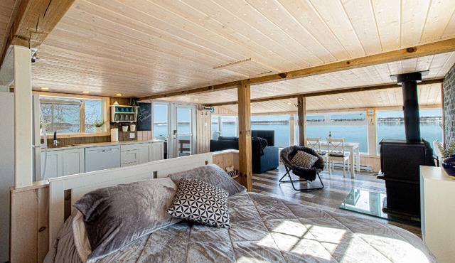 Magnificent loft-style chalet on the edge of the St-Lauwrence river.