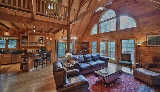Magnificent Log Home Retreat in The Hideout!
