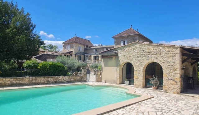 Magnificent mansion, swimming pool and park