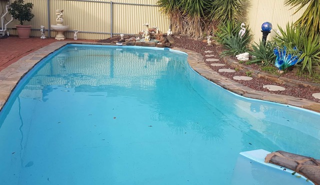 Magnificent Mid Century Modern Pool house between CBD/Glenelg. Sleeps 22