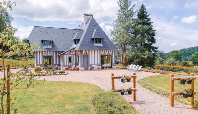 Magnificent Normandy house, 20 minutes from the sea, sleeps 8-10, wi-fi