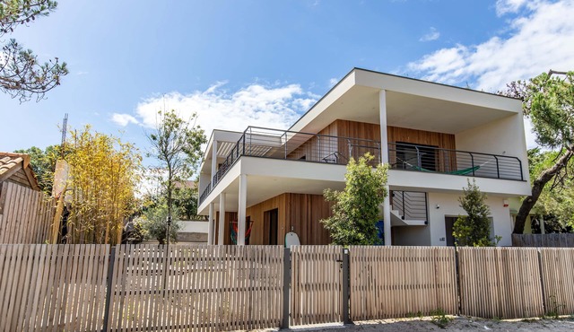 Magnificent new 9-person villa 150 m from the ocean