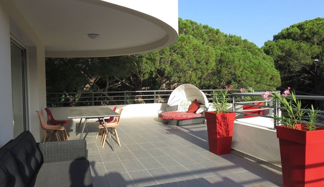 Magnificent new design T5 apartment, 100m2 of terrace 150m from the sea