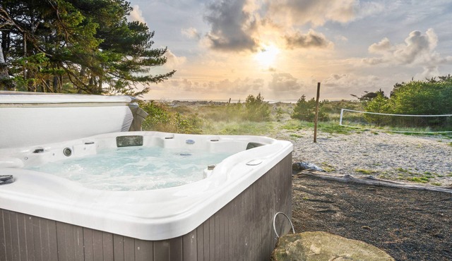 Magnificent Ocean Front Acre of Property, Hot Tub, Outdoor Bar, Fire-Pit, Cornhole,