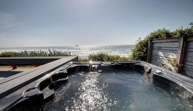 Magnificent Oceanfront Beach House & Oceanfront Hot Tub with Breathtaking Views & Private Beach Access