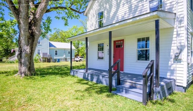 Magnificent Oriental Home with 3 BR/2 BA offers Oriental's history.