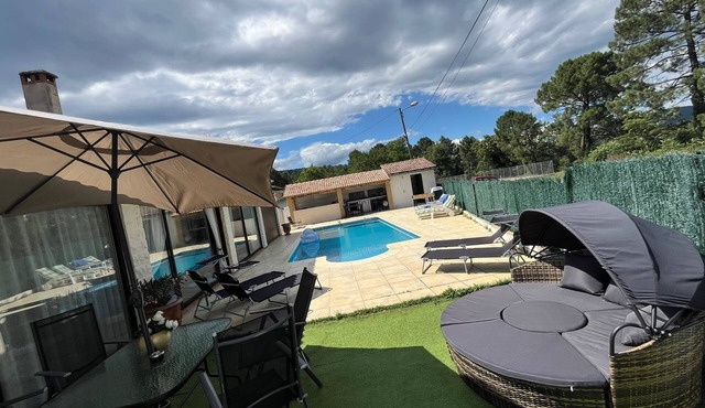 Magnificent pool house in a green setting