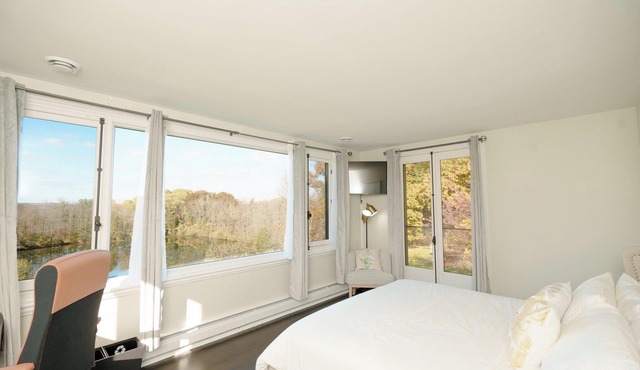 Magnificent, peaceful lakefront villa in Ancaster